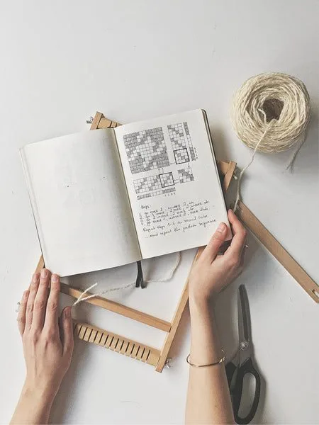 Weaving patterns on a frame loom