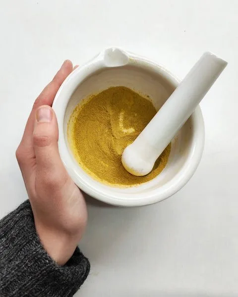 Grinding botanical pigments