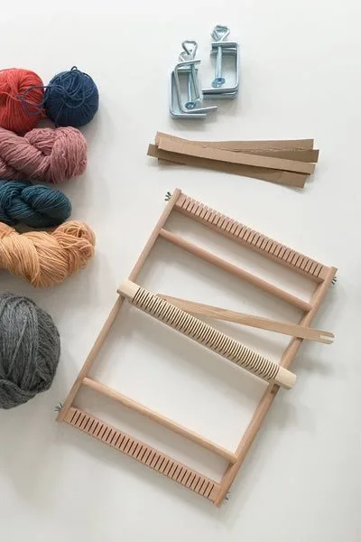 Weaving a scarf on a frame loom