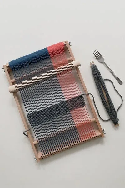 Weaving a scarf with a heddle bar